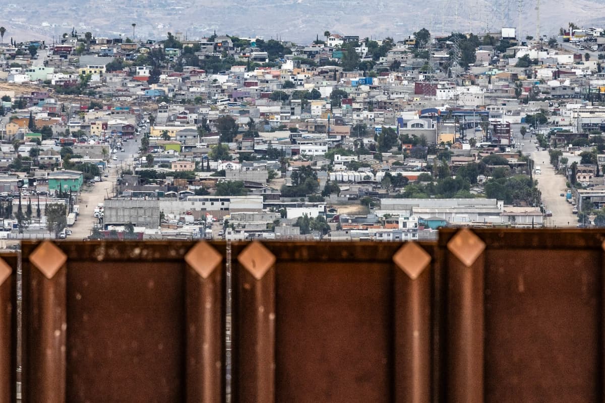 El muro fronterizo del sur con vista a Tijuana, México, visto desde las afueras de San Diego el 27 de mayo de 2026. (John Fredricks/The Epoch Times)