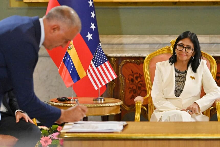 La presidenta interina de Venezuela, Delcy Rodríguez, durante la firma de un acuerdo petrolero con Estados Unidos en el Palacio Presidencial de Miraflores, en Caracas, Venezuela, el 2 de septiembre de 2026. (Juan Barreto/AFP vía Getty Images).