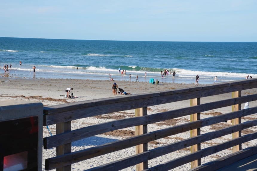Se ve a gente en la playa de Jacksonville, Florida, el 6 de junio de 2026. (Troy Myers/Epoch Times).