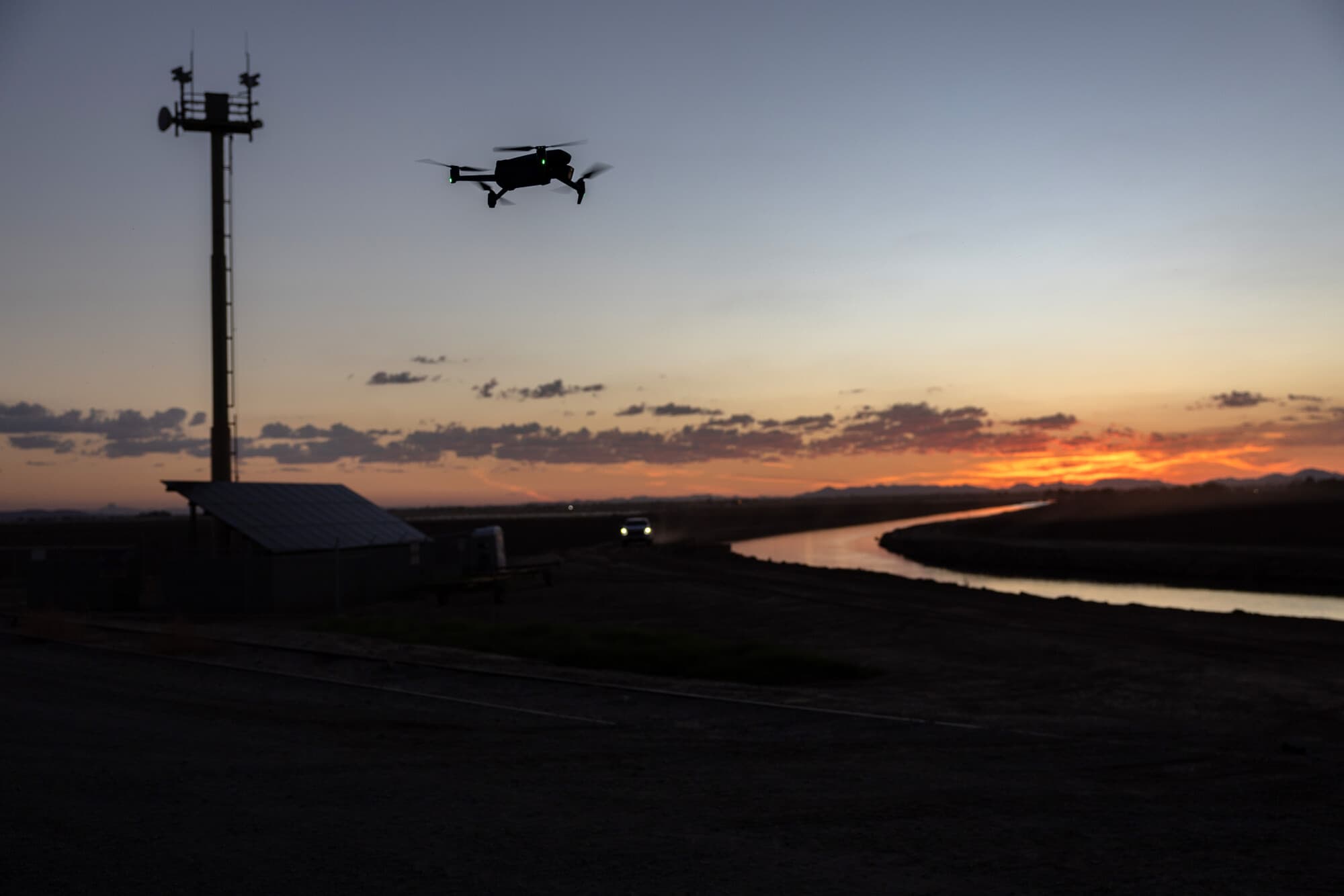 Un dron DJI Mavic 3 sobrevuela una torre de vigilancia del gobierno de EE. UU. cerca de la frontera entre EE. UU. y México el 27 de septiembre de 2022 en Yuma, Arizona.(John Moore/Getty Images)