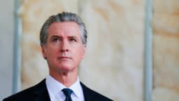 Newsom firma para acelerar supervisión de la IA y un posible interruptor de apagado