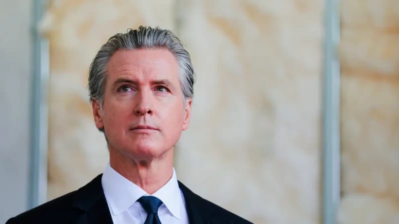 Newsom firma para acelerar supervisión de la IA y un posible interruptor de apagado