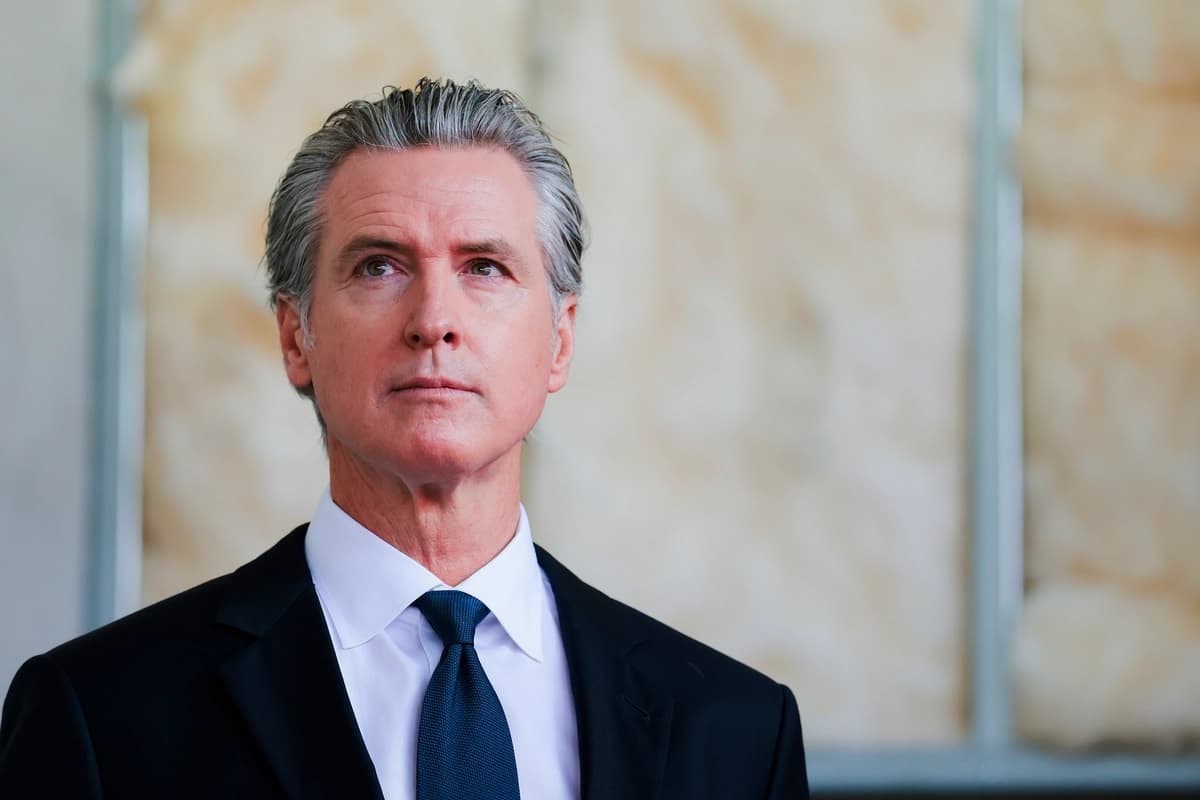 El gobernador de California, Gavin Newsom, habla en una conferencia de prensa y durante la firma de un proyecto de ley en Oakland, California, el 13 de julio de 2026. (Heather Diehl/Getty Images).