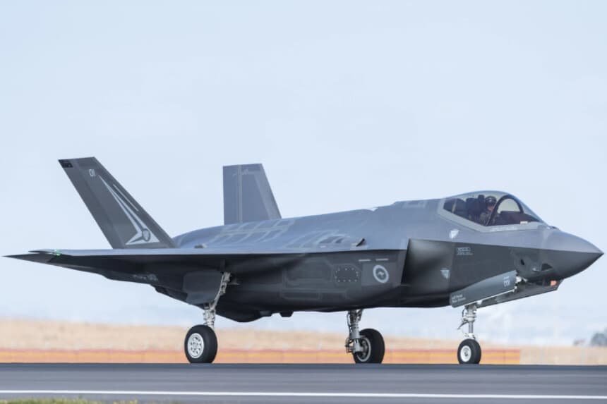 Un avión F-35 de la Real Fuerza Aérea Australiana circula por la pista durante el Salón Aeronáutico Internacional de Australia en Victoria, Australia, el 3 de marzo de 2017. (Jeremy R. Dixon/AFP vía Getty Images).