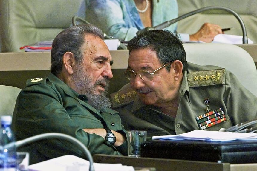 El presidente cubano Fidel Castro (izquierda) y su hermano, el ministro de las Fuerzas Armadas Raúl Castro (derecha), conversan durante la sesión plenaria de la Asamblea Nacional el 3 de agosto de 2001 en La Habana. (ADALBERTO ROQUE / AFP vía Getty Images)
