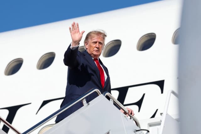 El presidente Donald Trump saluda mientras aborda el Air Force One en la Base Conjunta Andrews, Maryland, el 16 de septiembre de 2026. (Anna Moneymaker/Getty Images).