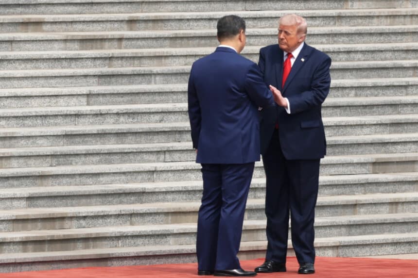 El presidente de Estados Unidos, Donald Trump, es recibido por el líder chino Xi Jinping durante una ceremonia de bienvenida en Pekín el 14 de mayo de 2026. (Alex Wong/Getty Images).