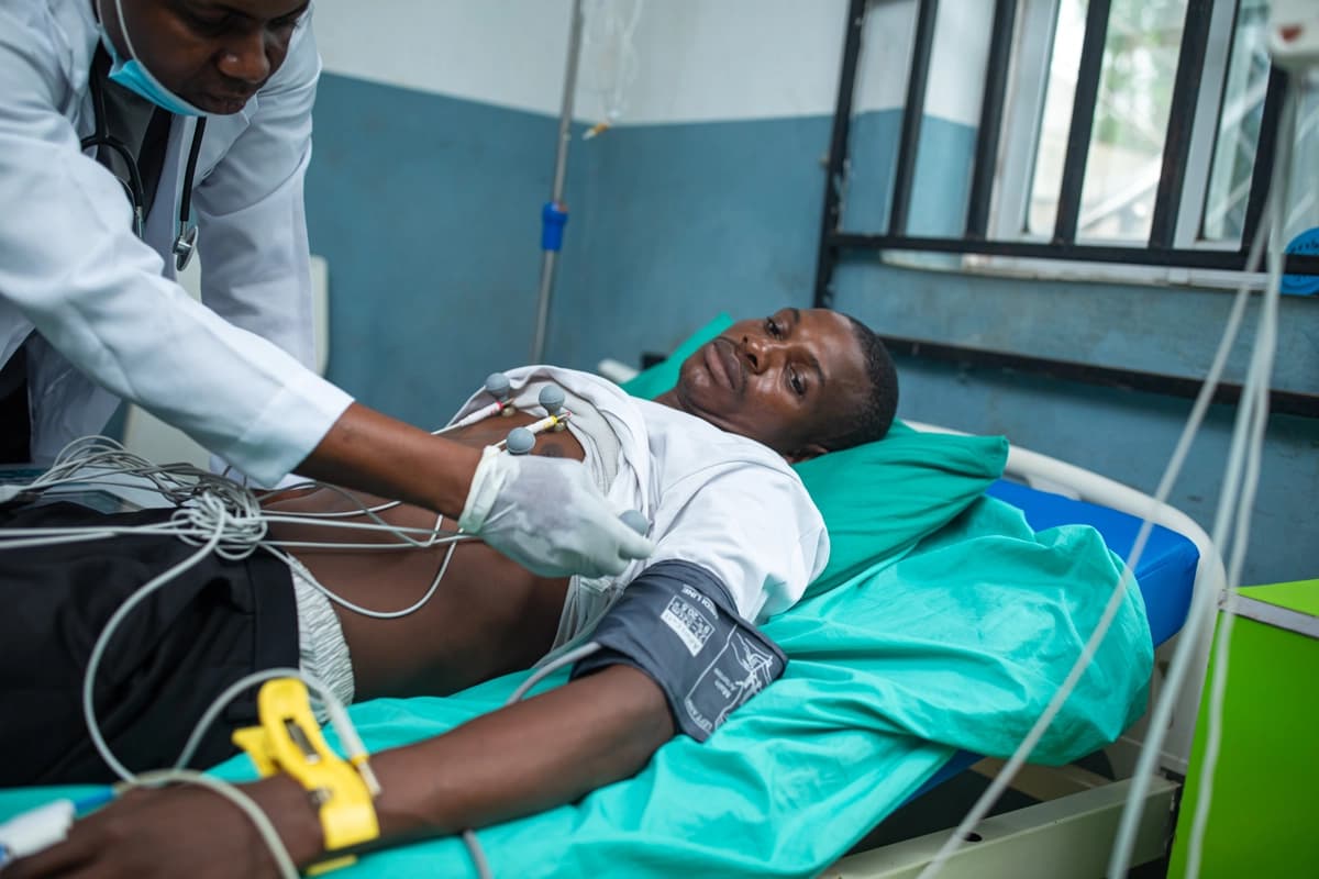 Un médico atiende a una víctima de una bebida alcohólica casera conocida como "Cola de Mono" en un hospital de Odigbo, al sur de Nigeria, el jueves 17 de septiembre de 2026. (Foto de Dapo Alley/AP).