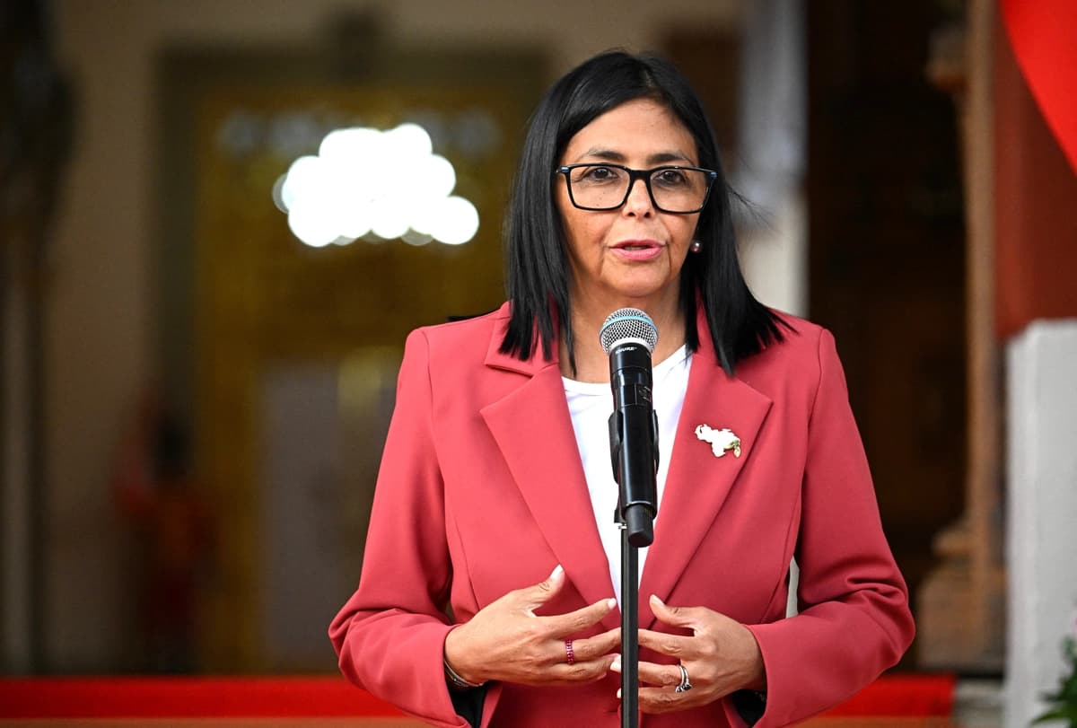 La presidenta interina de Venezuela, Delcy Rodríguez, habla junto al secretario del Interior de EE. UU., Doug Burgum (fuera de cuadro), tras su reunión en el Palacio Presidencial de Miraflores en Caracas el 4 de marzo de 2026. (Federico Parra/AFP vía Getty Images)