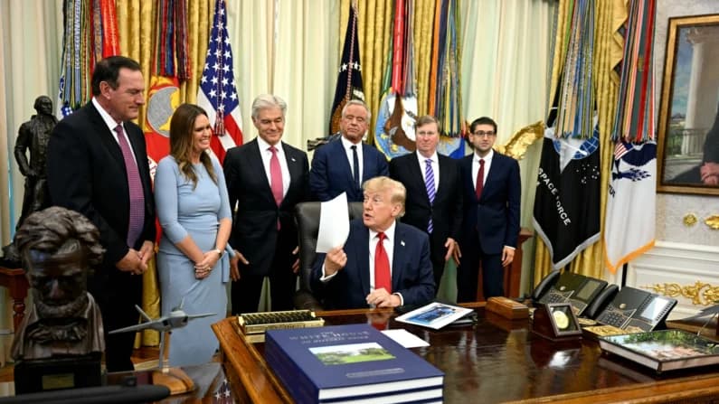 Trump dice que su administración recomendará que ciertas vacunas infantiles se dividan en 5 dosis