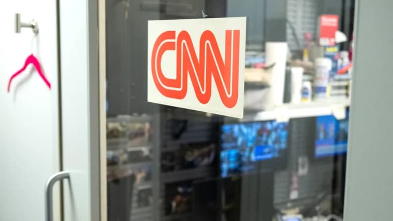 Trump prohíbe el acceso de CNN, MS NOW y Politico a la Casa Blanca