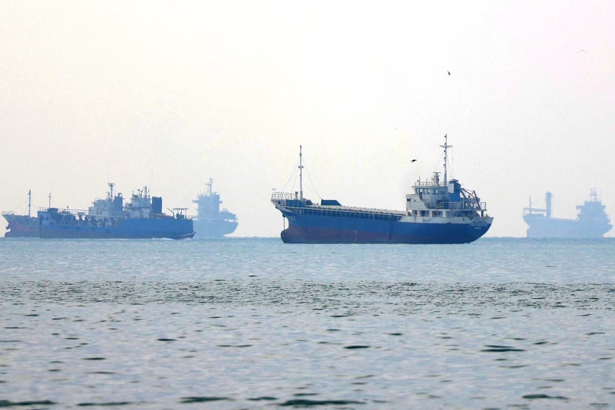 Embarcaciones transitan por el Estrecho de Ormuz frente a la costa de la ciudad portuaria de Bandar Abbas, en el sur de Irán, el 7 de septiembre de 2026. (Atta Kenare/AFP)
