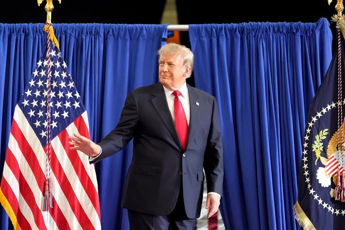 El presidente Donald Trump llega para dar un discurso en el centro de pruebas de General Motors, el lunes 27 de julio de 2026, en Milford, Michigan. (Foto AP/Alex Brandon)