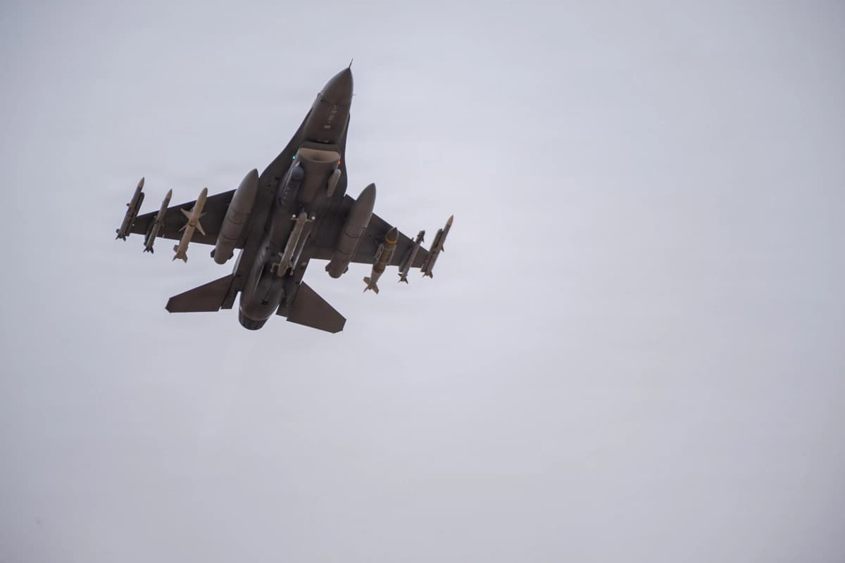 Un avión F-16 Fighting Falcon de la Fuerza Aérea de los Estados Unidos despega para una misión el 14 de marzo de 2026. (Foto de la Fuerza Aérea de los Estados Unidos).