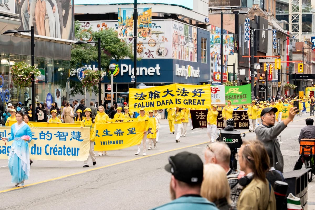 Practicantes de Falun Gong realizan una marcha en el centro de Toronto para exigir el fin de la persecución y la represión transnacional del régimen chino, el 19 de septiembre de 2026. (Evan Ning/The Epoch Times).