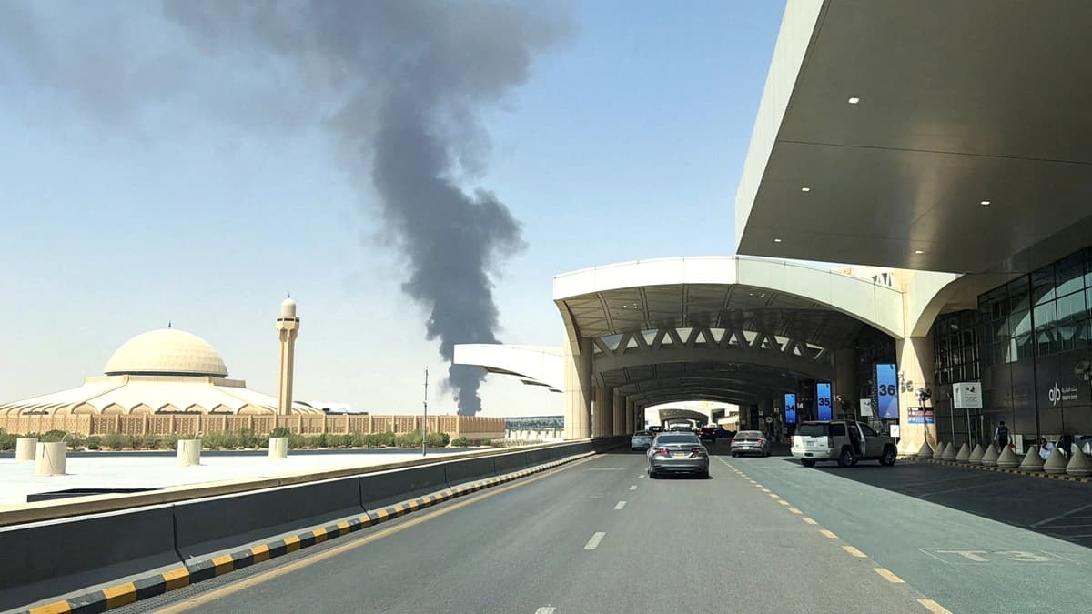 Una gran columna de humo negro se eleva desde el depósito de combustible del Aeropuerto Internacional Rey Khalid, en Riad, Arabia Saudita, el 19 de septiembre de 2026. (Stringer/Reuters)