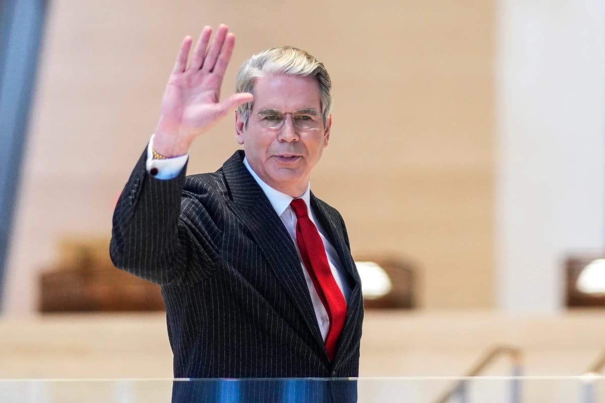 El secretario del Tesoro de EE. UU., Scott Bessent, llega a una reunión con el viceprimer ministro chino, He Lifeng, en la sede de JPMorgan Chase en la ciudad de Nueva York el 20 de septiembre de 2026. (Eduardo Muñoz Álvarez/Getty Images)