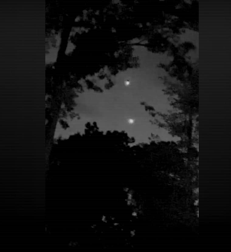En julio de 2025, en el noreste de Estados Unidos, un testigo presenció una luz intensa y brillante en su patio trasero mientras estacionaba su auto al regresar a casa del trabajo. Esta es una captura de pantalla del video personal del testigo. (Captura de pantalla de The Epoch Times/Cortesía del Pentágono)