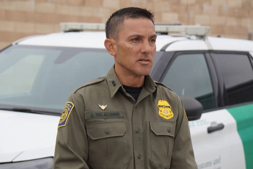 Justin De La Torre, jefe del sector de San Diego de la Patrulla Fronteriza, presenta los planes para una instalación de mantenimiento de vehículos de 28.7 millones de dólares en Murrieta, California, el 18 de septiembre de 2026. (Brad Jones/The Epoch Times)