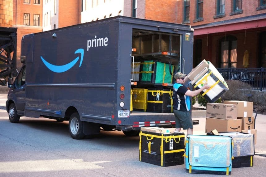 Un repartidor de Amazon Prime realiza una entrega frente a un edificio de apartamentos en Pittsburgh el 10 de marzo de 2025. (Gene J. Puskar/AP Photo)