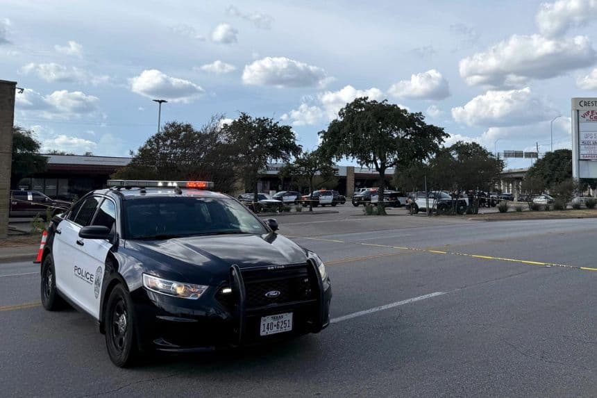 La policía bloquea una calle tras un tiroteo en el que se vio involucrado un agente del ICE en Austin, Texas, el 20 de septiembre de 2026. (Foto AP/Jesse Bedayn)