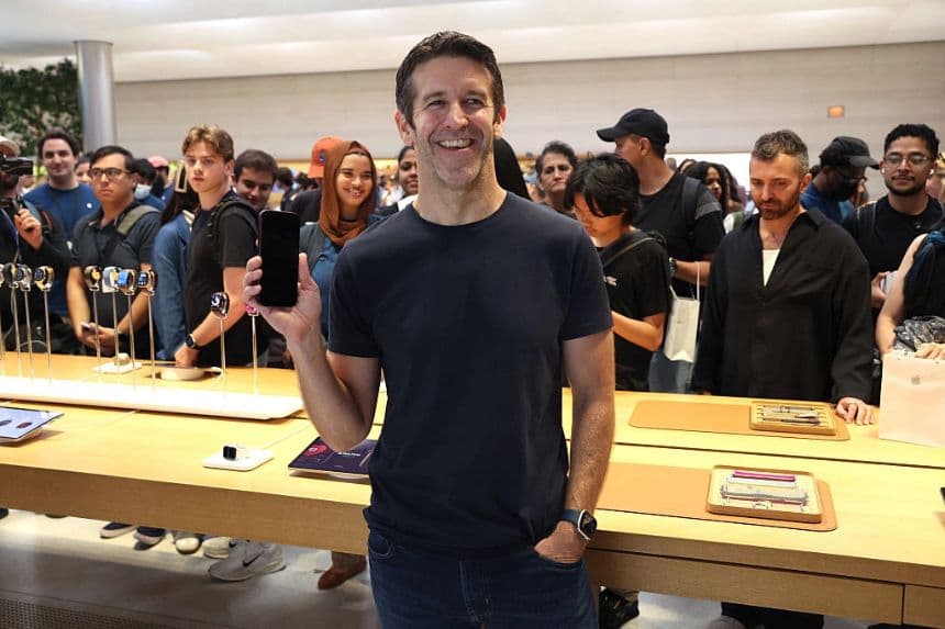El nuevo director ejecutivo de Apple, John Ternus, sostiene el nuevo iPhone 18 durante el lanzamiento del iPhone en la tienda Apple de la Quinta Avenida en la ciudad de Nueva York, el 18 de septiembre de 2026, para el debut del iPhone 18 Pro y el iPhone 18 Pro Max. (Timothy A. Clary/AFP vía Getty Images)