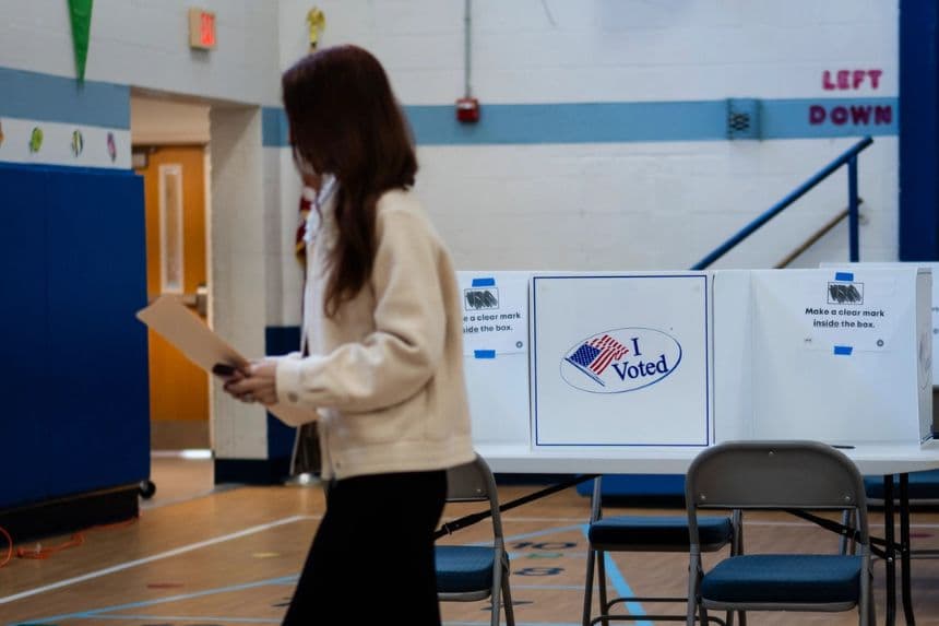 Un votante en un centro de votación durante el referéndum de redistribución de distritos en Alexandria, Virginia, el 21 de abril de 2026. (Madalina Kilroy/The Epoch Times)