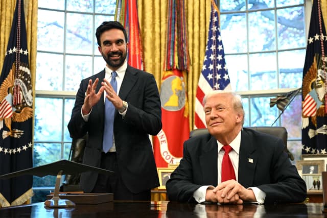El presidente Donald Trump (R) se reúne con el alcalde electo de la ciudad de Nueva York, Zohran Mamdani, en el Despacho Oval de la Casa Blanca en Washington el 21 de noviembre de 2025. (Jim Watson/AFP vía Getty Images)