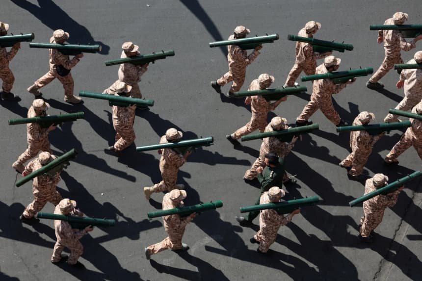 Miembros de las milicias iraníes (Basij) participan en una marcha militar en Teherán, Irán, el 18 de septiembre de 2026. (Majid Asgaripou/Agencia de Noticias de Asia Occidental vía Reuters)