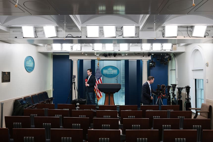 Periodistas de la Casa Blanca participan en entrevistas televisivas en la Sala de Prensa James S. Brady de la Casa Blanca el 28 de febrero de 2026 en Washington, DC.(Anna Moneymaker/Getty Images)