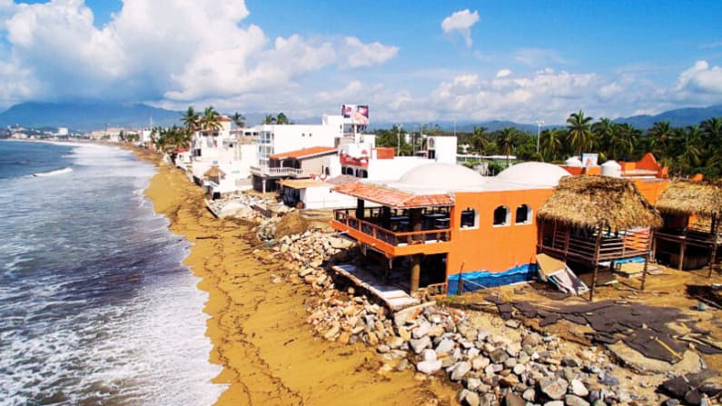 Autoridades advierten que una depresión tropical en el Pacífico mexicano podría ser huracán
