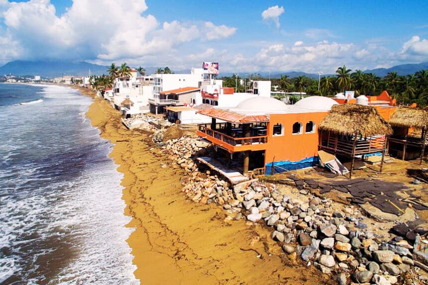 Autoridades advierten que una depresión tropical en el Pacífico mexicano podría ser huracán