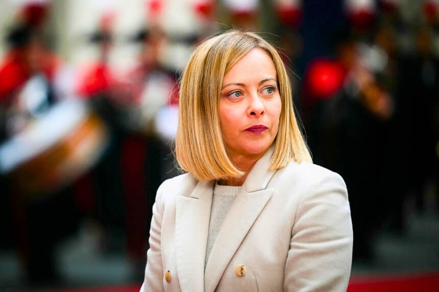 La primera ministra de Italia, Giorgia Meloni, espera para dar la bienvenida al canciller de Austria en el Palazzo Chigi, en Roma, el 10 de febrero de 2025. (Filippo Monteforte/AFP vía Getty Images).