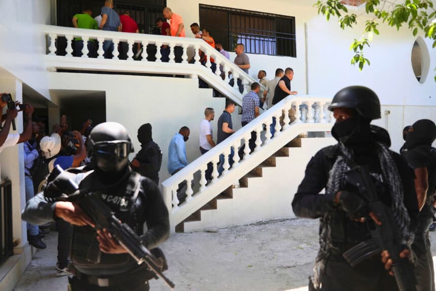 Los colombianos y haitianos acusados de estar involucrados en el asesinato del presidente haitiano Jovenel Moise, ocurrido en 2021, son escoltados esposados a su audiencia judicial en Puerto Príncipe, Haití, el 26 de mayo de 2025. (Odelyn Joseph/AP Photo).