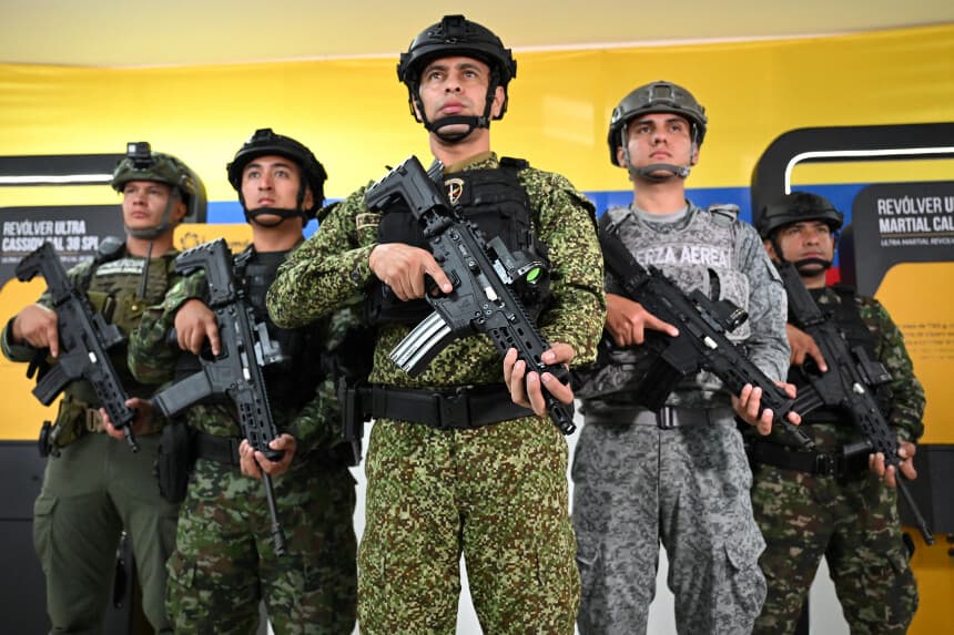 Soldados colombianos posan con los nuevos rifles Jaguar, cerca de Bogotá, el 8 de mayo de 2026. (Raúl ARBOLEDA / AFP vía Getty Images)