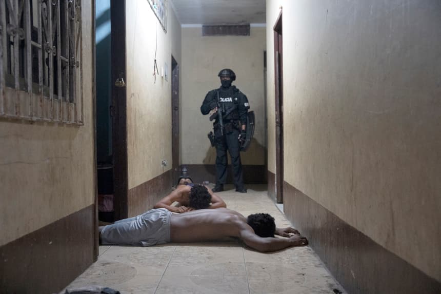 Un policía participa en un operativo en la madrugada de este jueves en la población de Pasaje, provincia de El Oro (Ecuador). Cuatro provincias de Ecuador que tienen altos índices de violencia atribuidos al crimen organizado están desde la medianoche de este jueves, y por quince días, bajo toques de queda nocturnos, una medida que se da por tercera vez en lo que va del año. (EFE/Mauricio Torres)