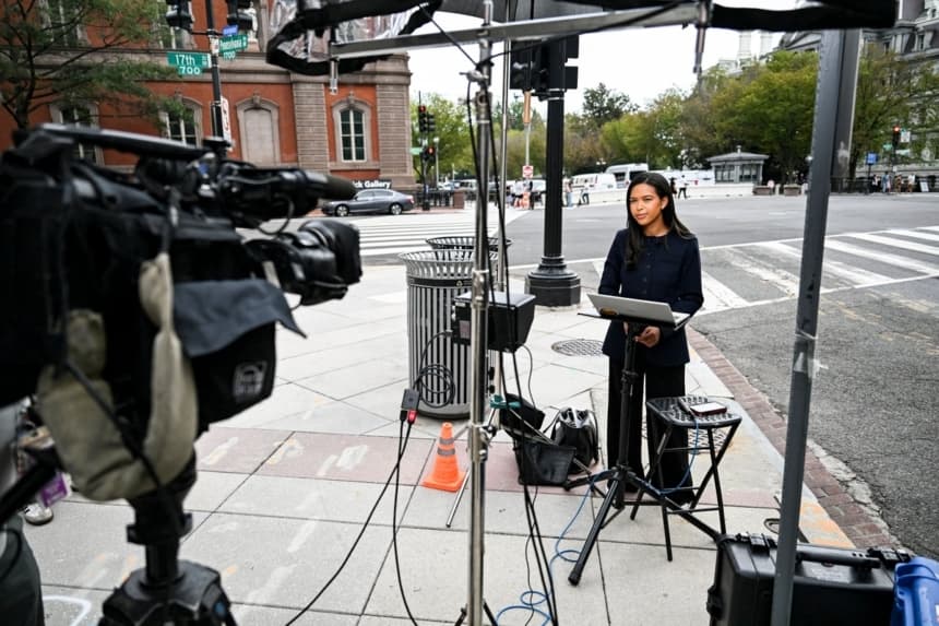 La corresponsal de MS Now, Akayla Gardner, informa desde las afueras de los terrenos de la Casa Blanca después de que el presidente Donald Trump prohibiera a MS Now, CNN y Politico en una publicación de Truth Social, en Washington, el 20 de septiembre de 2026. (REUTERS/Annabelle Gordon)