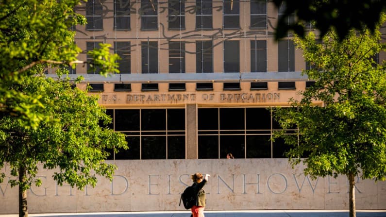 Distrito escolar de Massachusetts bajo investigación por una supuesta “transición de género” secreta