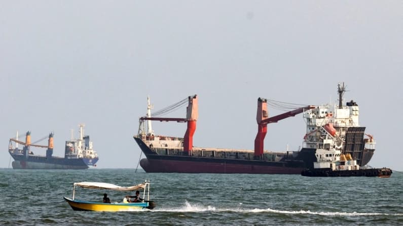 El transporte marítimo en Ormuz sigue limitado, pero se adapta al conflicto con Irán: analistas del sector