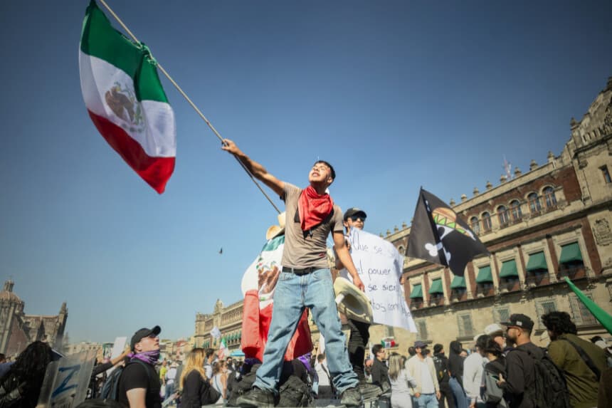 Un manifestante agita una bandera mexicana durante una marcha en contra del gobierno de la presidenta de México, Claudia Sheinbaum, en la plaza del Zócalo de la Ciudad de México, el 15 de noviembre de 2025. (EVA FONSECA/AFP vía Getty Images)