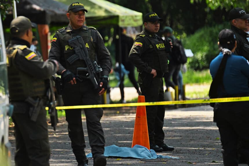 Policías colombianos montan guardia en Colombia, el 7 de diciembre de 2024. (JOAQUÍN SARMIENTO/AFP vía Getty Images)