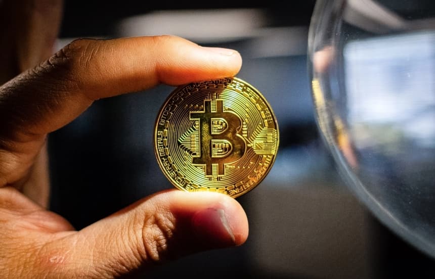 Una representación de un bitcoin físico el 12 de enero de 2022. (John Fredricks/The Epoch Times)