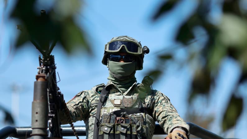 Autoridades rescatan a tres personas y confiscan armamento pesado en el norte mexicano
