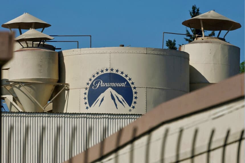 El logotipo de Paramount en una estructura en el solar del estudio Paramount en Hollywood, Los Ángeles, el 26 de febrero de 2026. (Mike Blake/Reuters).