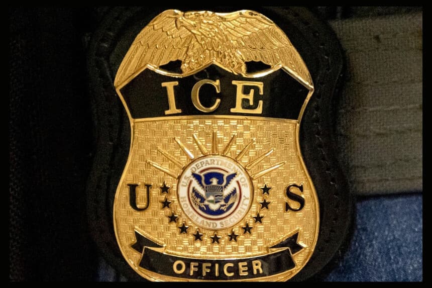 ARCHIVO - Un agente federal luce una placa de la Oficina de Inmigración y Aduanas en Nueva York, el 10 de junio de 2025. (Foto AP/Yuki Iwamura, archivo).