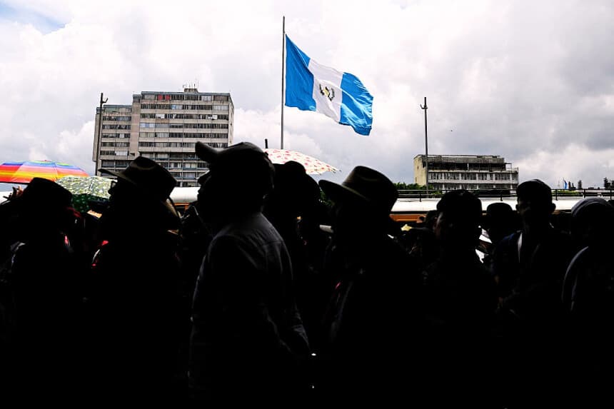Personas indígenas participan en una manifestación en la Ciudad de Guatemala el 8 de septiembre de 2026. (Johan ORDONEZ / AFP vía Getty Images)