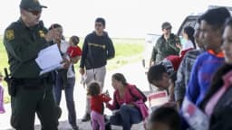 Juez bloquea poner fin a beneficios a inmigrantes ilegales