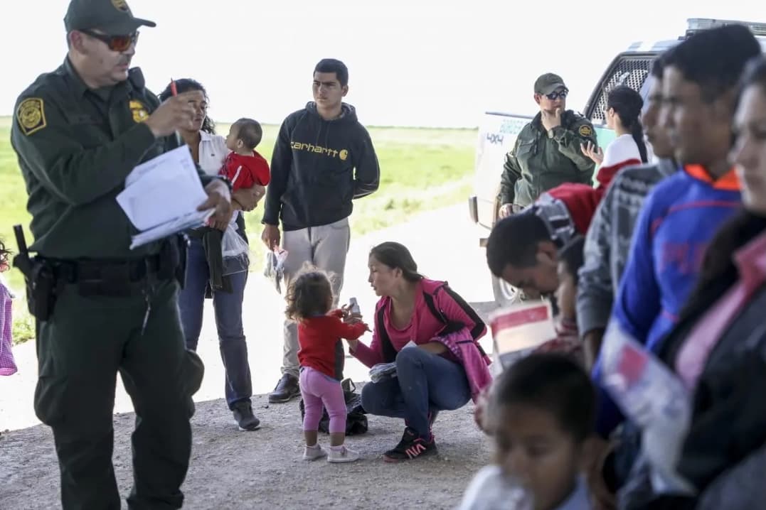 La Patrulla Fronteriza detiene a inmigrantes indocumentados que acababan de cruzar el Río Grande desde México cerca de McAllen, Texas, el 18 de abril de 2019. (Charlotte Cuthbertson/The Epoch Times).