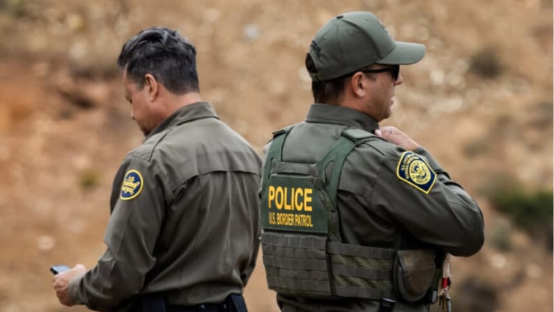 Presentan casi 400 casos migratorios en California y Texas
