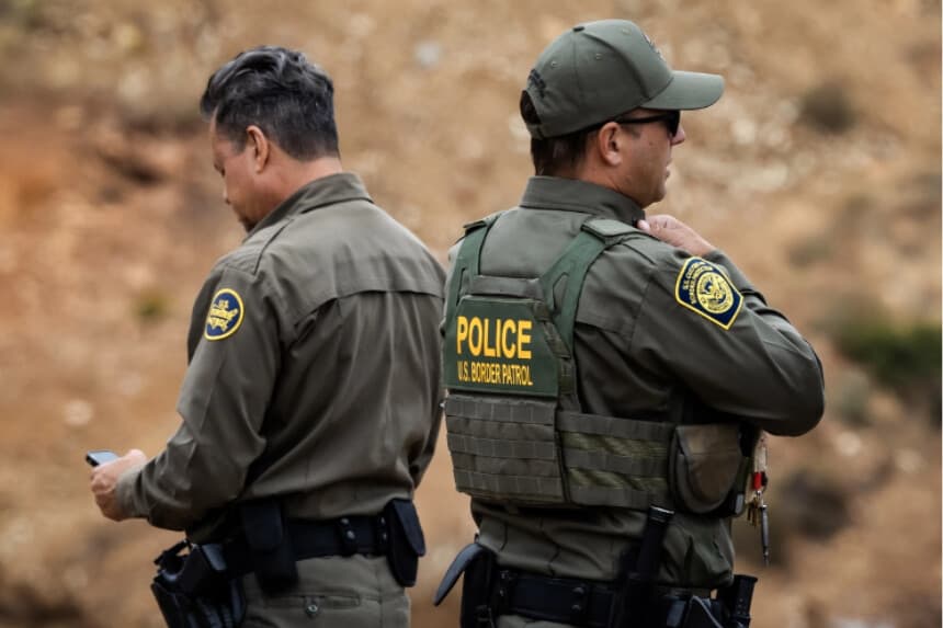 Agentes de la Patrulla Fronteriza de EE. UU. vigilan la frontera sur a las afueras de San Diego, el 27 de mayo de 2026. (John Fredricks/The Epoch Times).